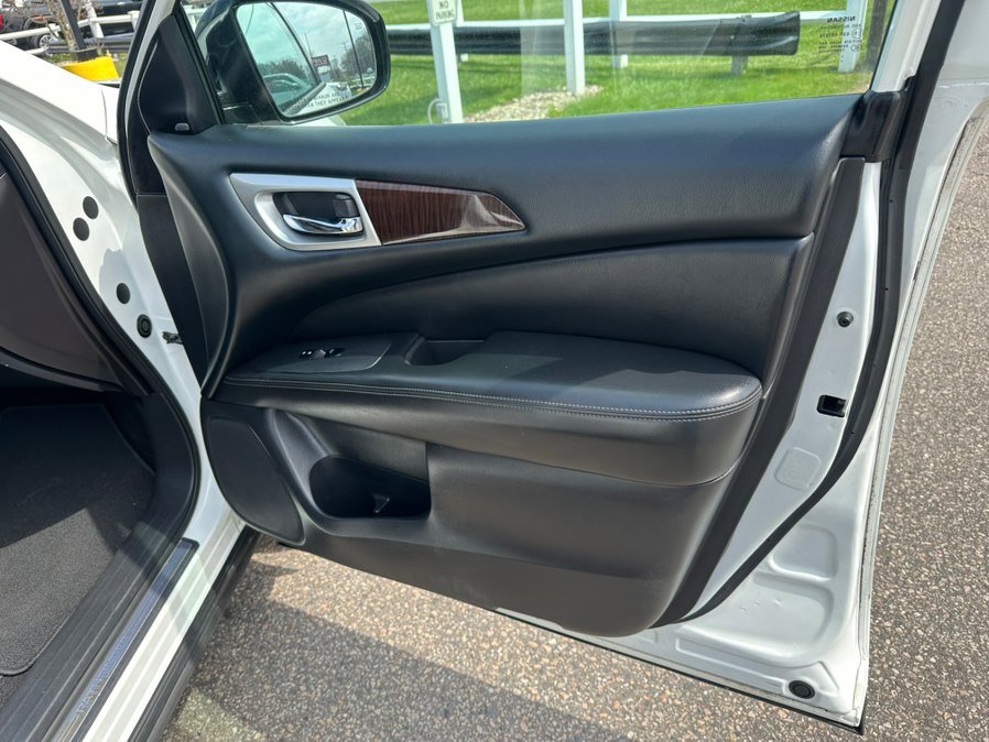 Used 2016 Nissan Pathfinder Platinum image 10
