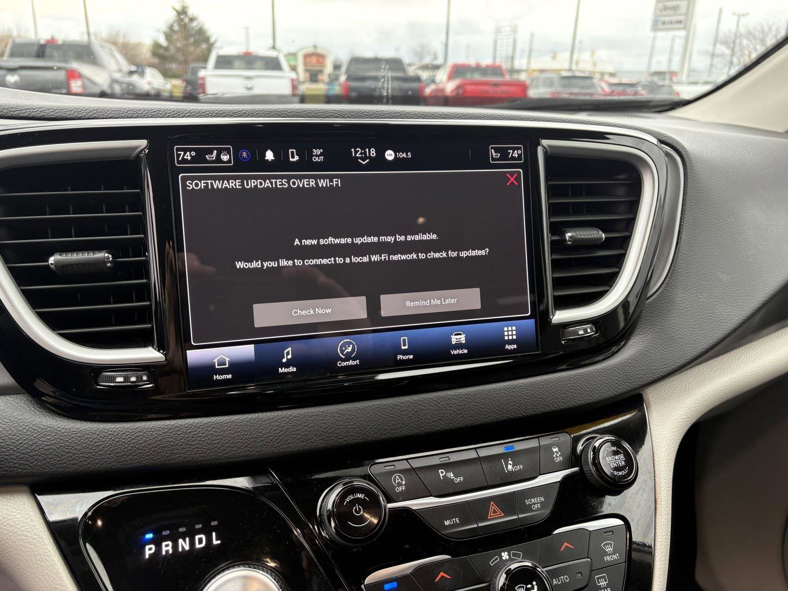 Used 2024 Chrysler Pacifica Touring-L FWD image 17