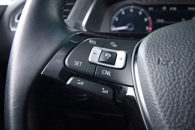 Used 2018 Volkswagen Tiguan SEL Premium image 18
