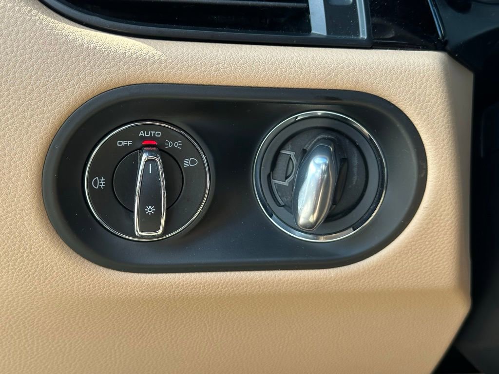 Certified 2020 Porsche Macan AWD/4WD image 32