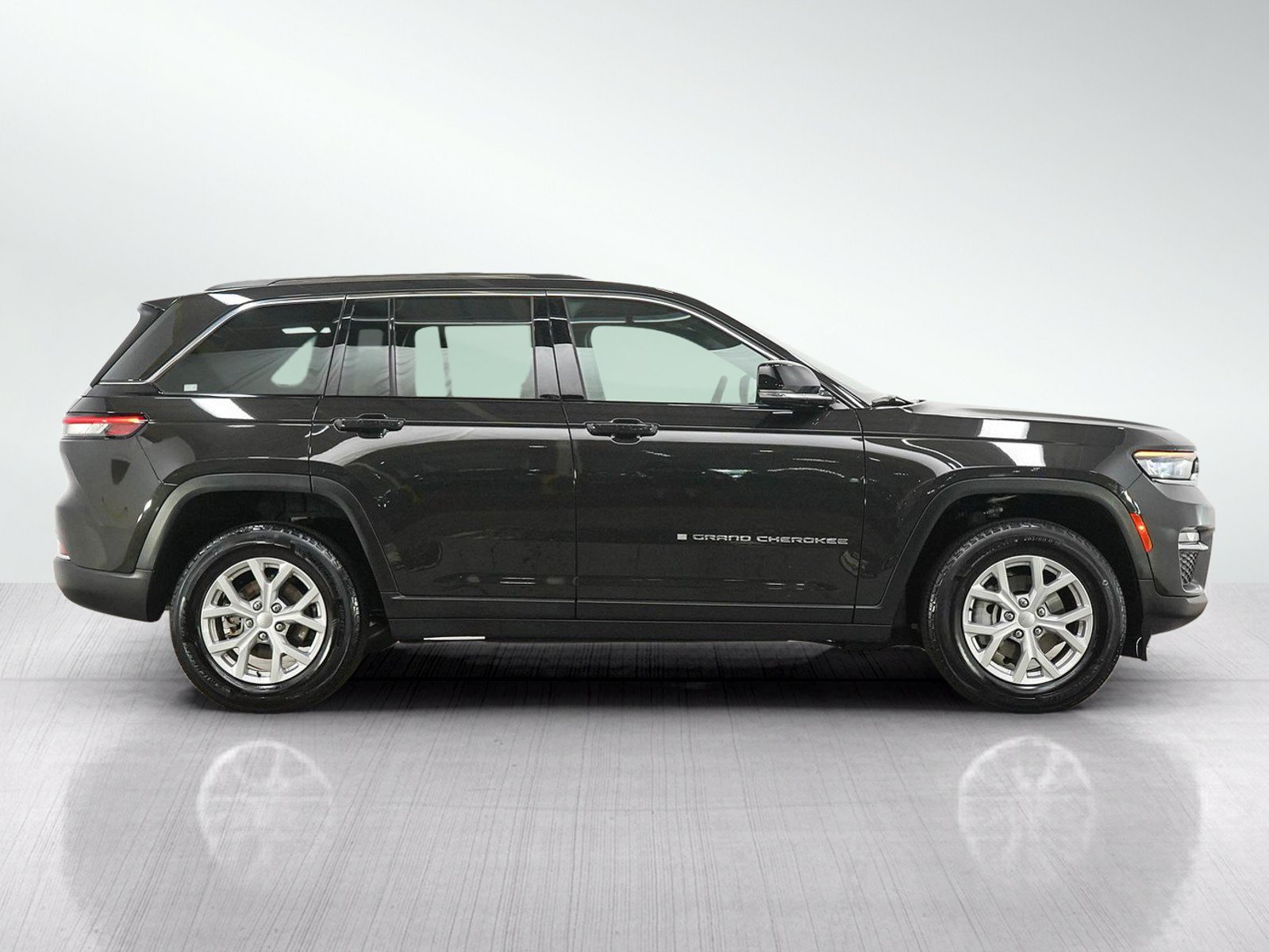 Used 2023 Jeep Grand Cherokee Limited AWD/4WD image 6