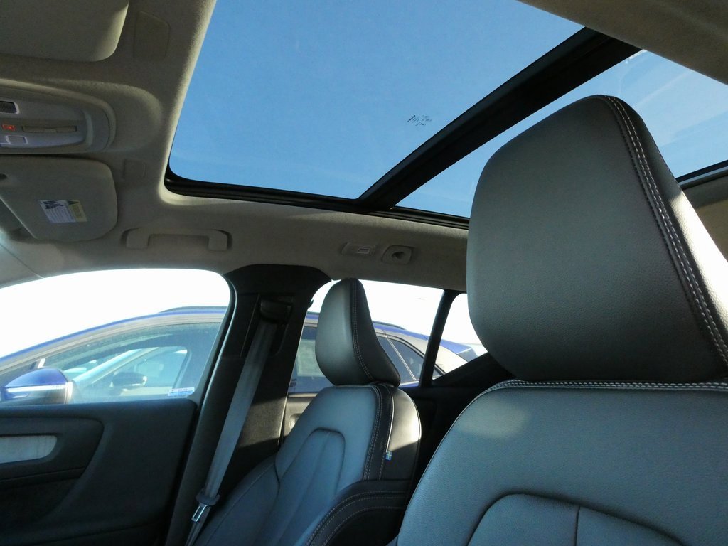 Used 2024 Volvo XC40 B5 Plus image 31