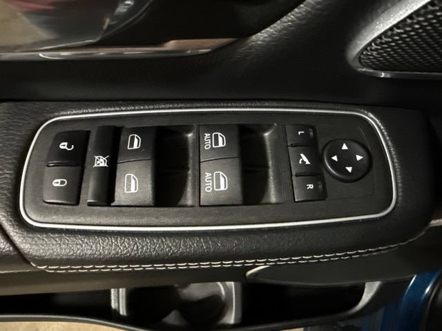 Used 2023 RAM 1500 Laramie AWD/4WD image 3