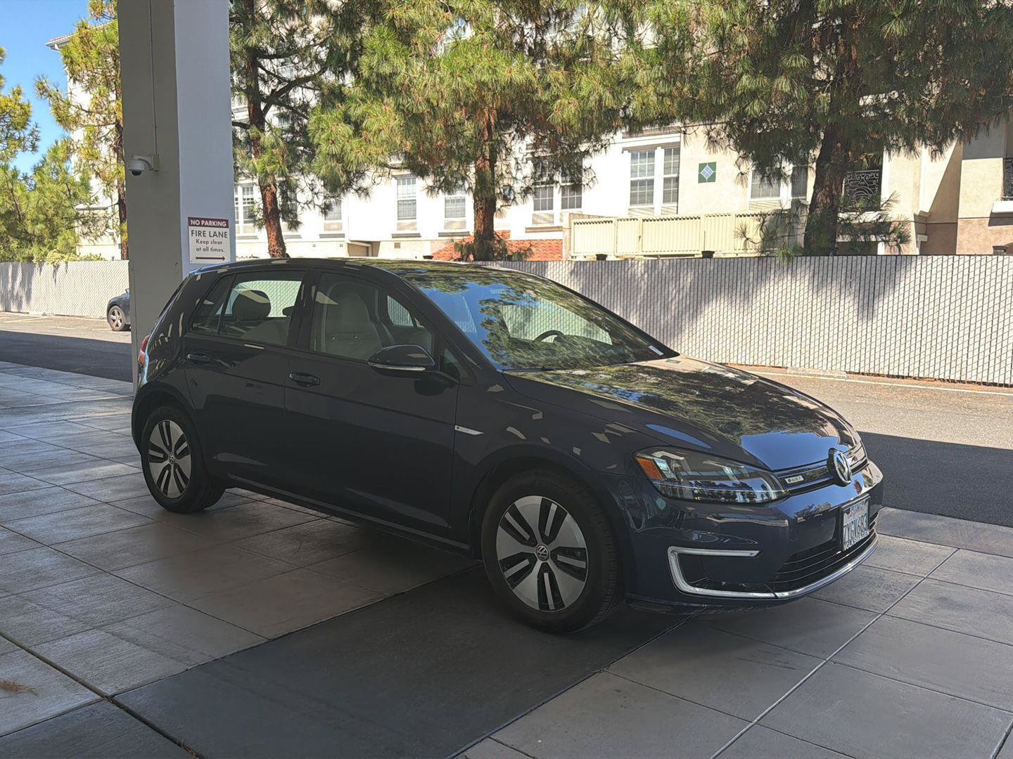 Used 2016 Volkswagen e-Golf SEL Premium w/ Driver Assistance Package FWD image 7