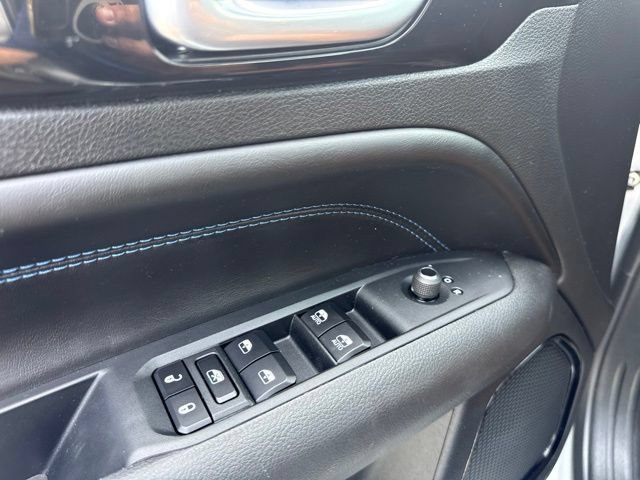 Used 2025 Jeep Compass Latitude w/ Convenience Group AWD/4WD image 17