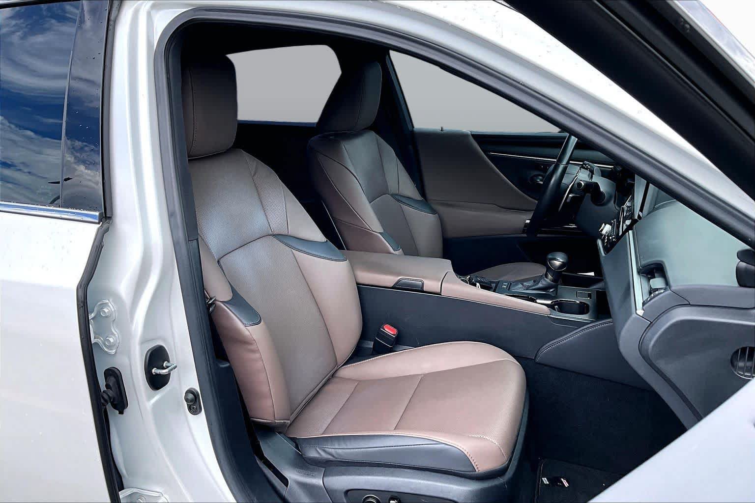 Used 2025 Lexus ES 300h w/ Premium Package FWD image 9