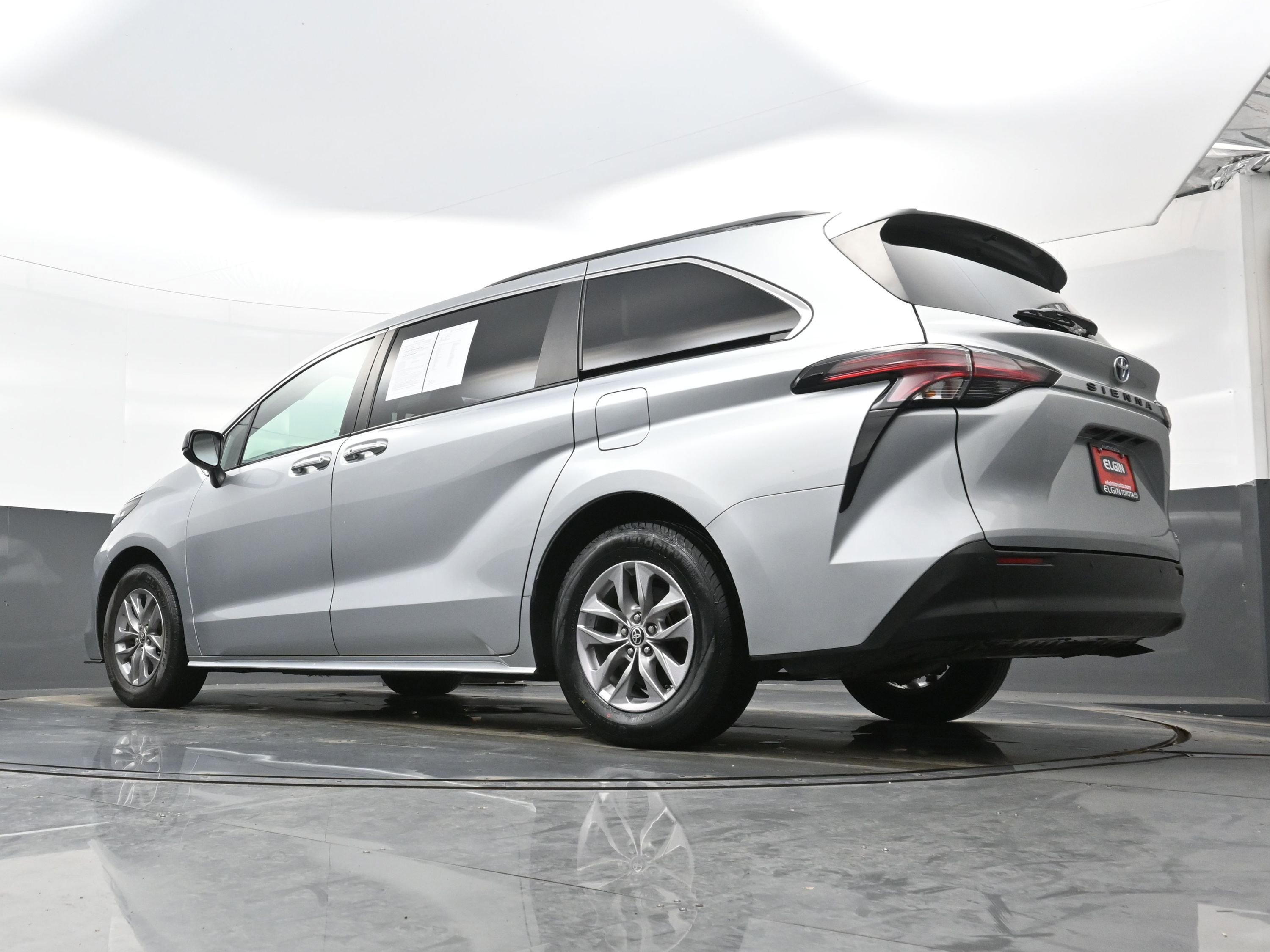Used 2022 Toyota Sienna XLE image 31
