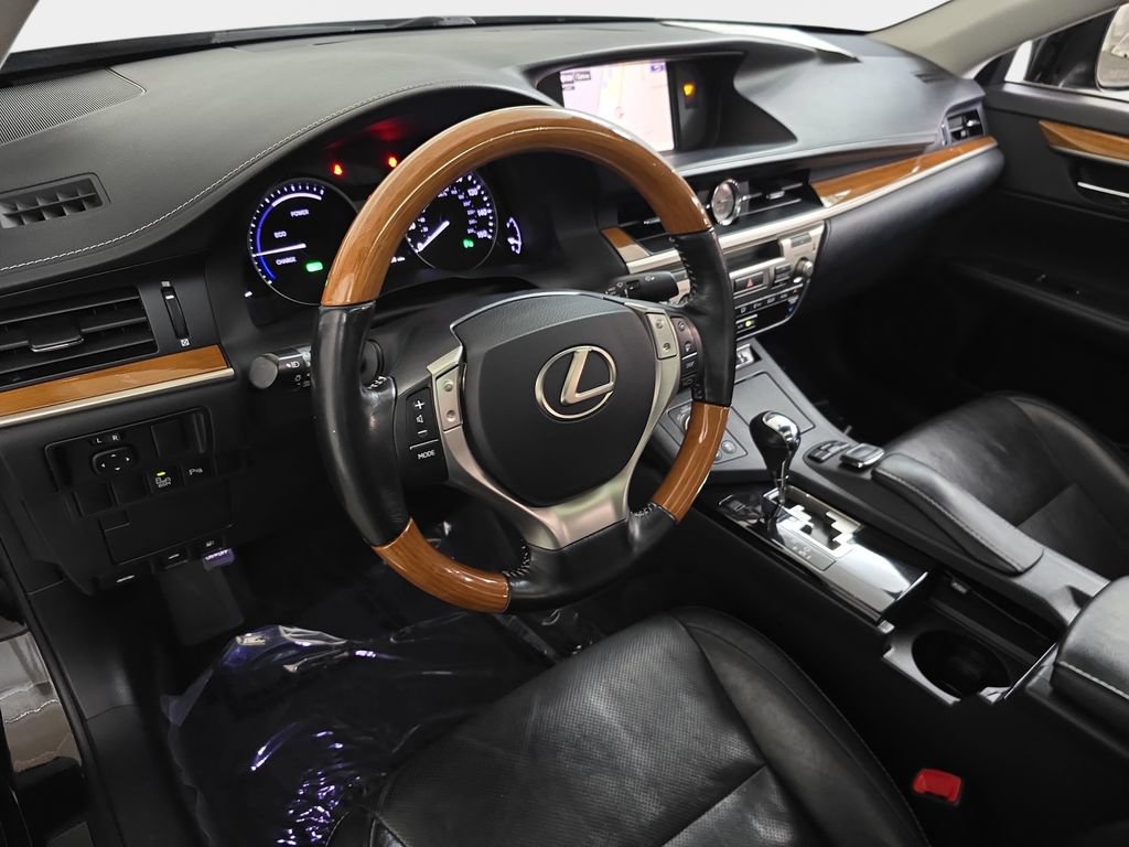 Used 2015 Lexus ES 300h w/ Navigation System Package FWD image 16