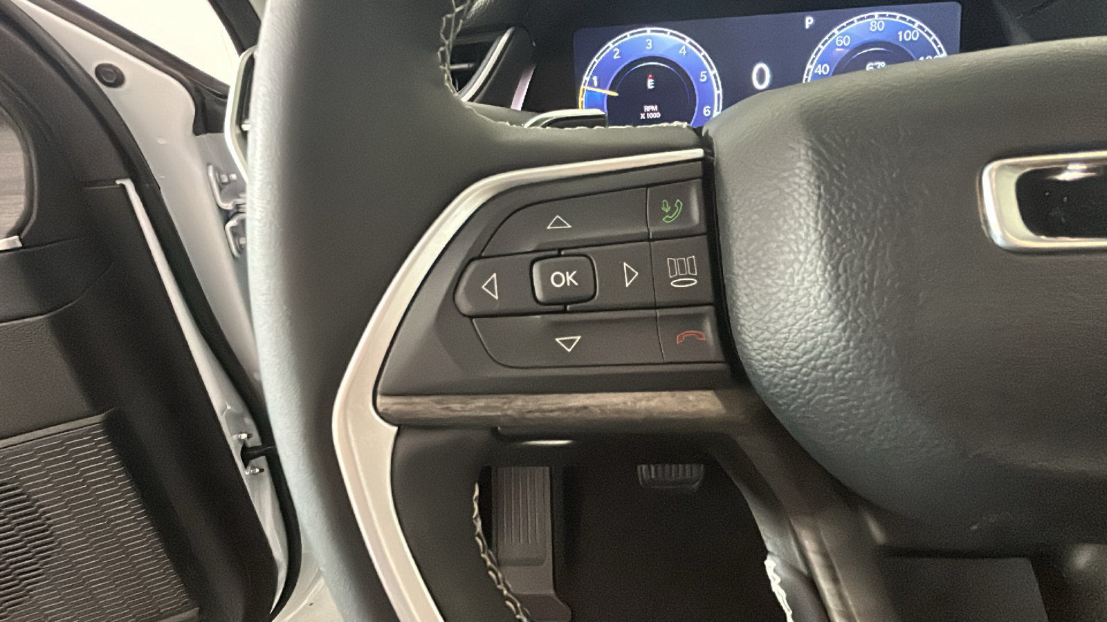 Used 2023 Jeep Grand Cherokee Limited AWD/4WD image 18