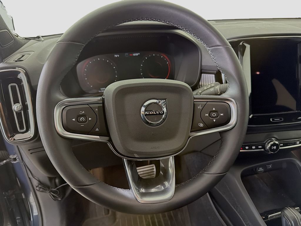 Used 2022 Volvo XC40 T5 R-Design w/ Advanced Package image 9
