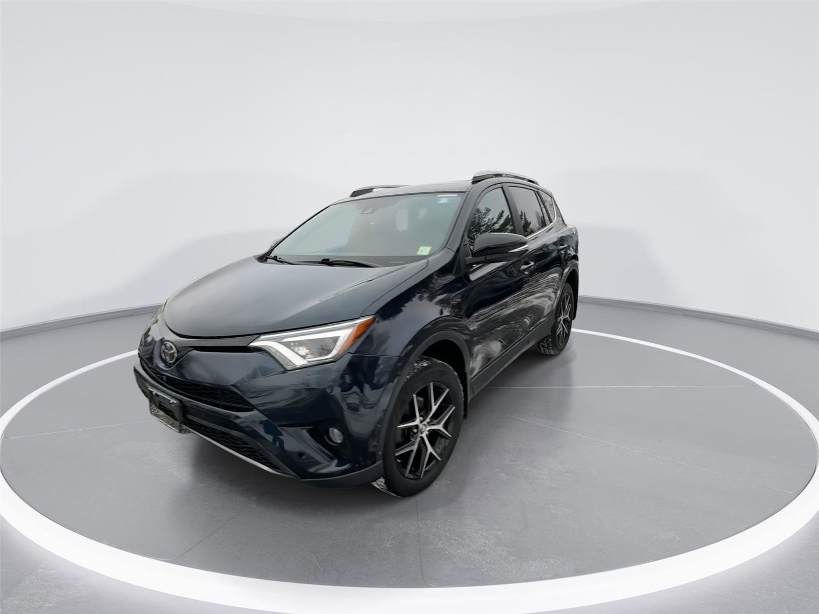 Used 2018 Toyota RAV4 SE w/ Advanced Technology Package image 4