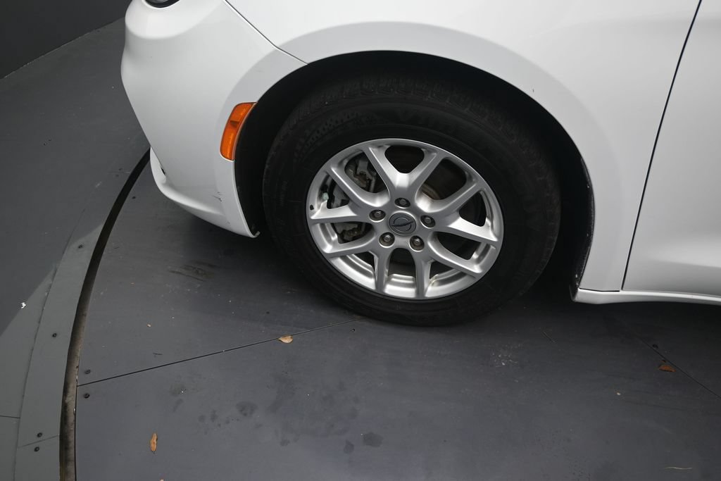 Used 2022 Chrysler Pacifica Touring-L FWD image 9