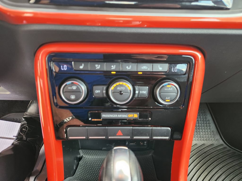 Used 2019 Volkswagen Beetle 2.0T SE FWD image 18