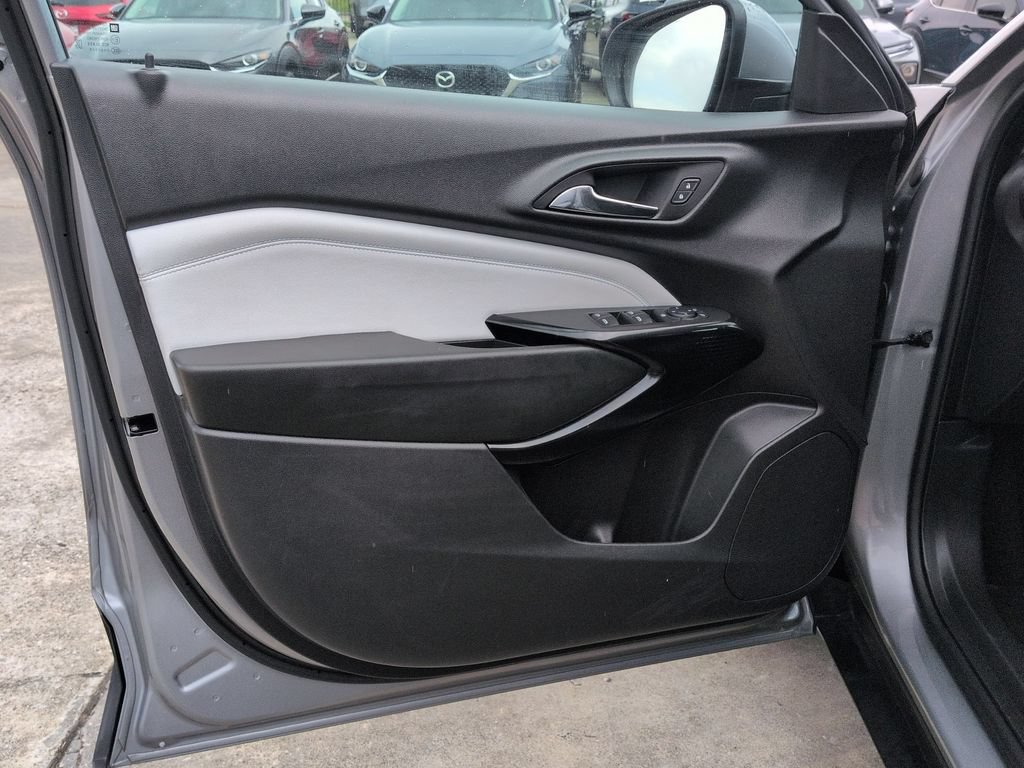 Used 2025 Chevrolet Trax LT w/ LT Convenience Package FWD image 11