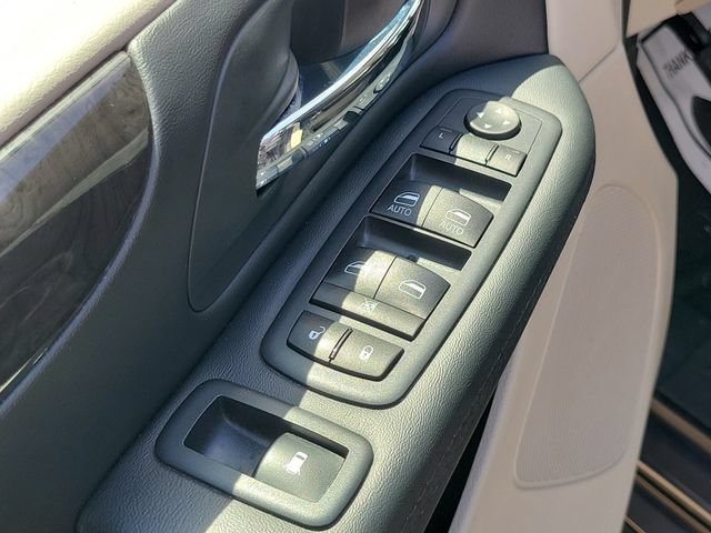 Used 2020 Dodge Grand Caravan SE w/ UConnect Hands-Free Group FWD image 17