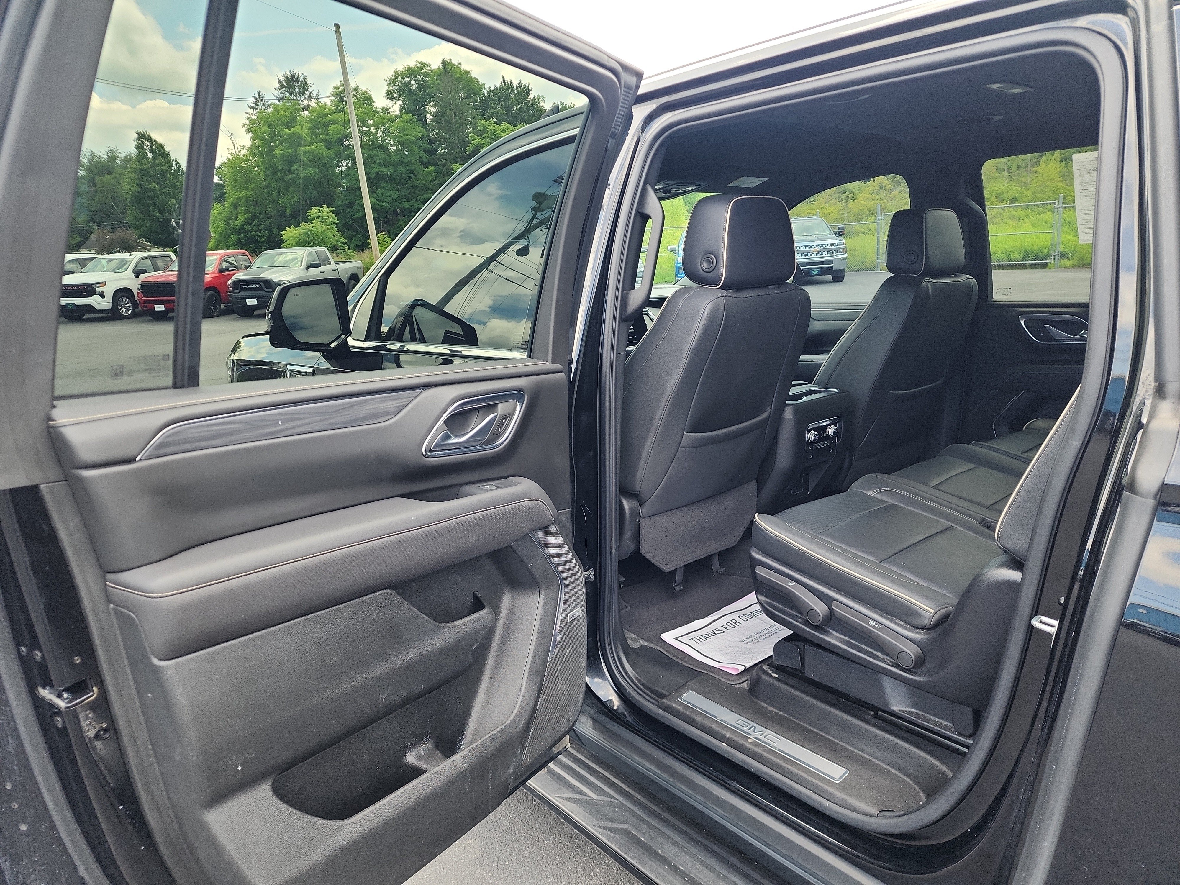 Certified 2024 GMC Yukon XL SLT w/ SLT Luxury Package AWD/4WD image 24