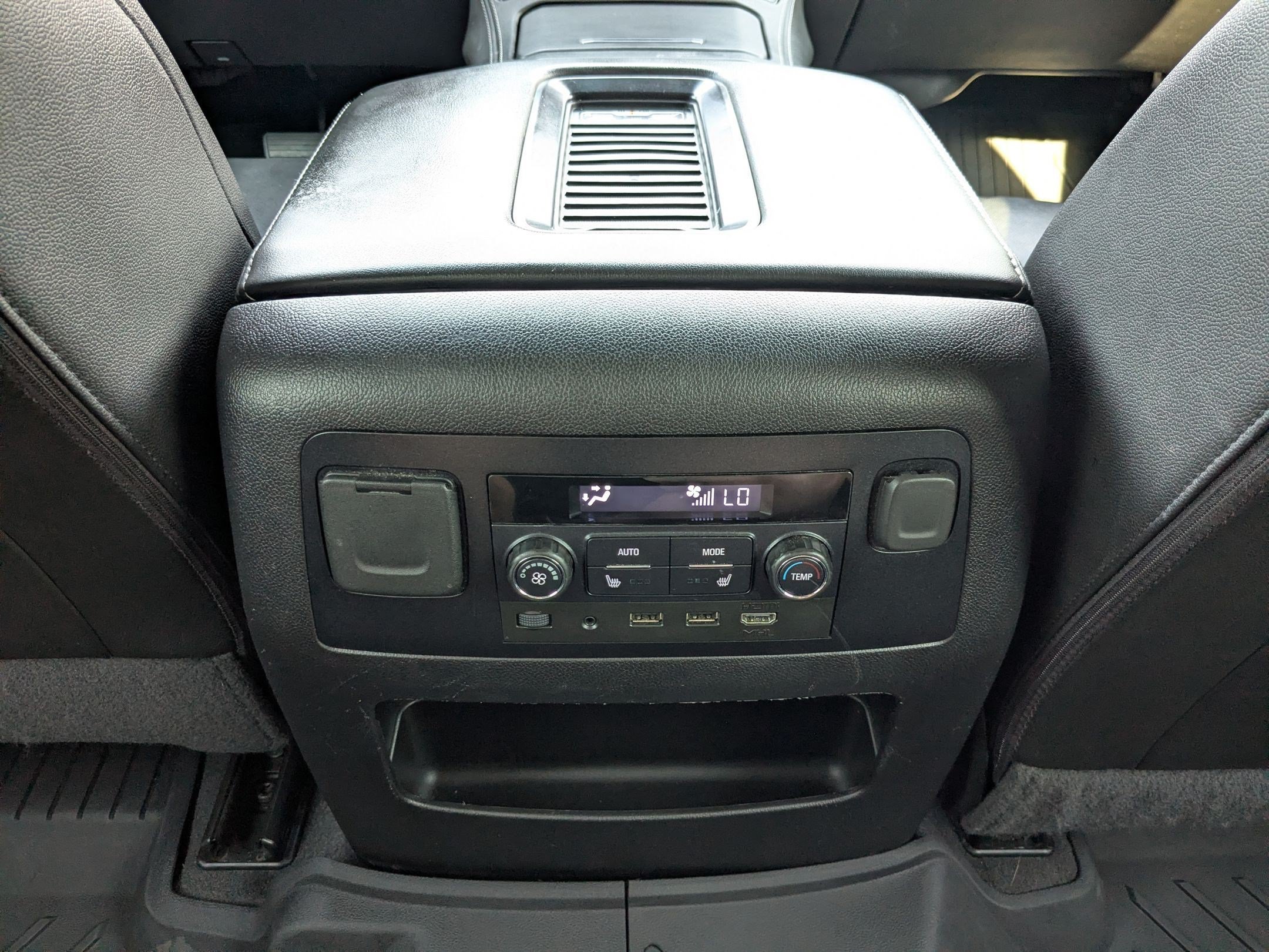 Used 2020 Chevrolet Suburban Premier w/ 6.2L Performance Package AWD/4WD image 27