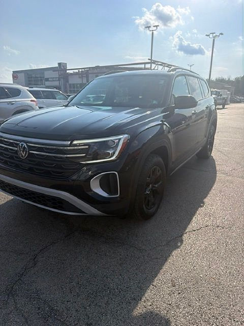 Used 2025 Volkswagen Atlas Peak Edition SE AWD/4WD image 3