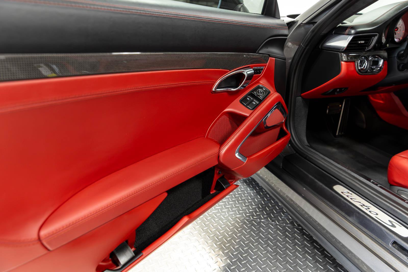 Used 2015 Porsche 911 Turbo S AWD/4WD image 92