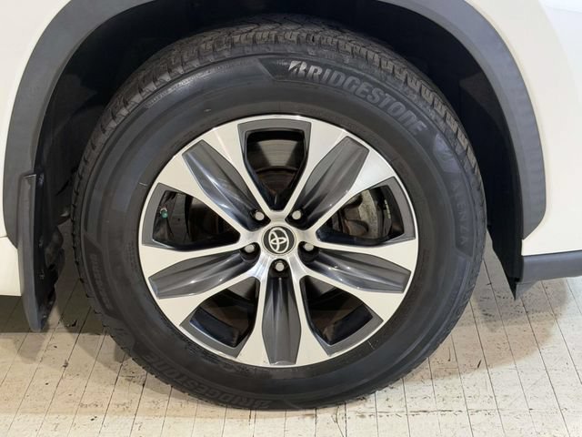 Used 2021 Toyota Highlander XLE AWD/4WD image 14