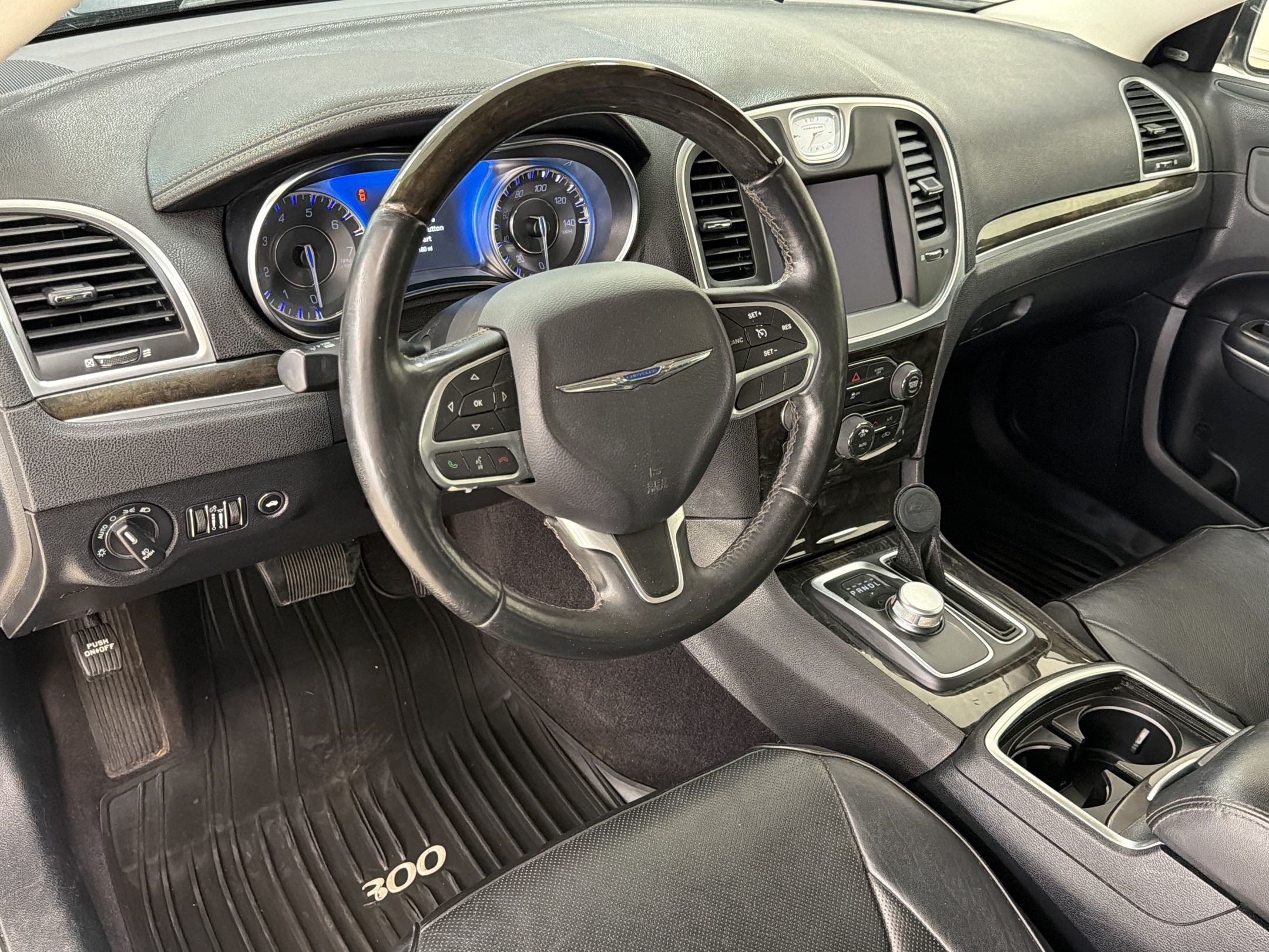 Used 2017 Chrysler 300 C RWD image 4