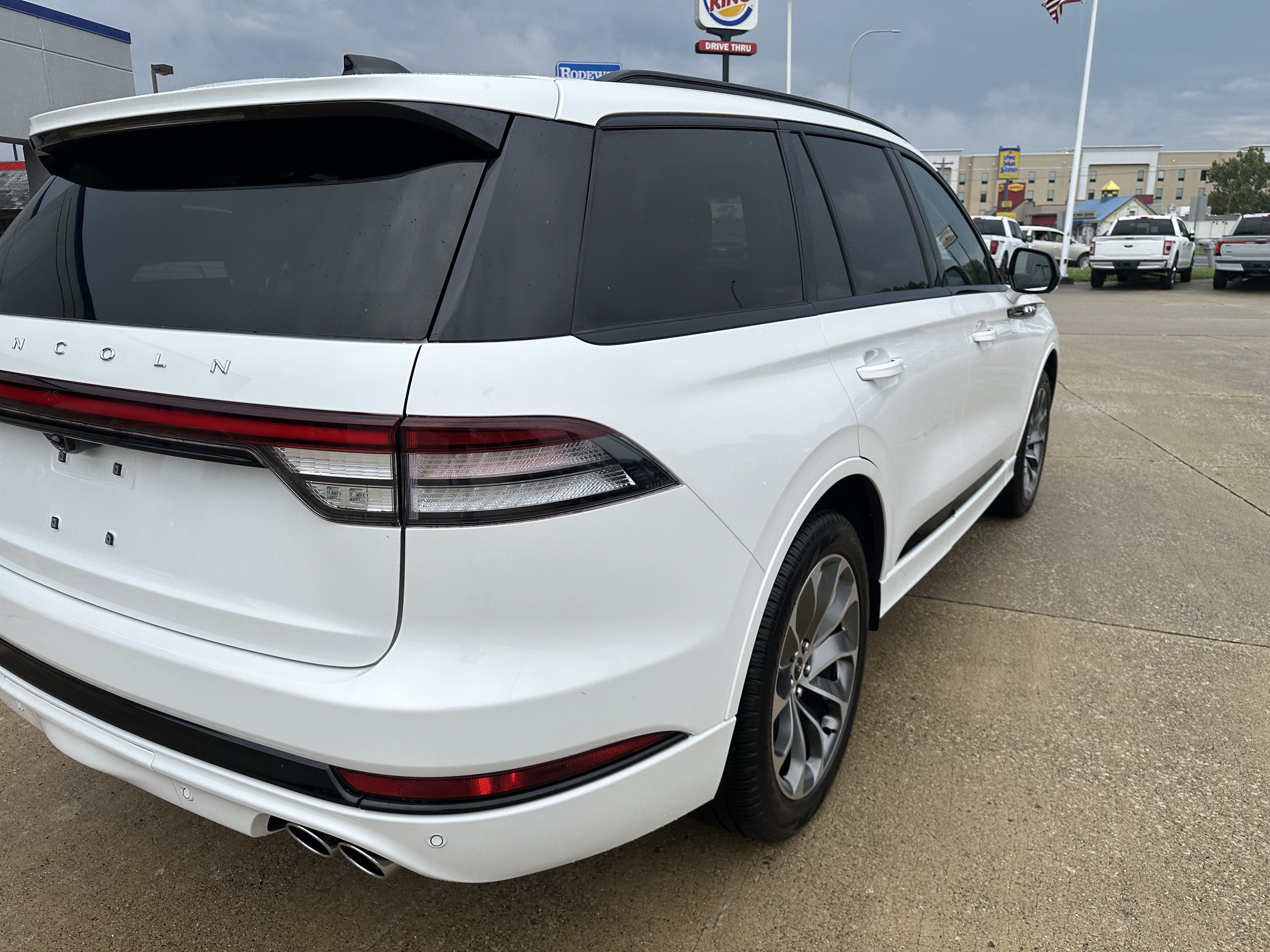 Used 2026 Lincoln Aviator AWD w/ Jet Appearance Package image 4