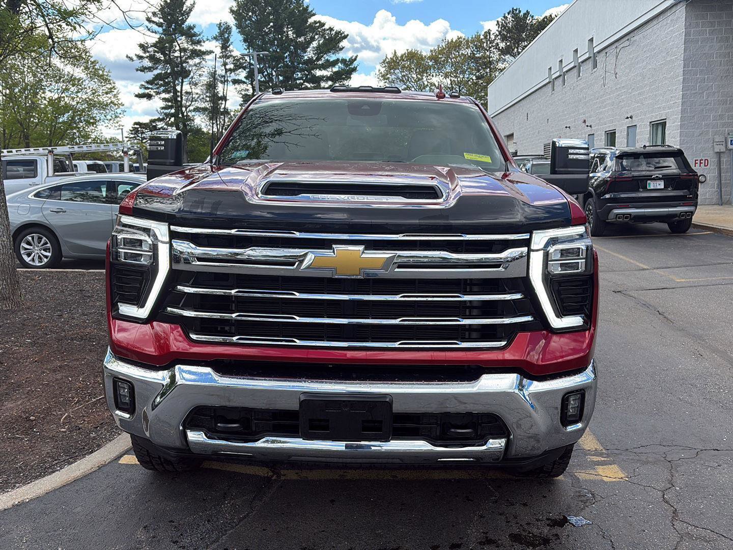 Used 2024 Chevrolet Silverado 2500 LTZ w/ LTZ Convenience Package AWD/4WD image 2