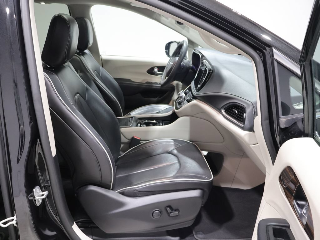 Certified 2024 Chrysler Pacifica Limited FWD image 27