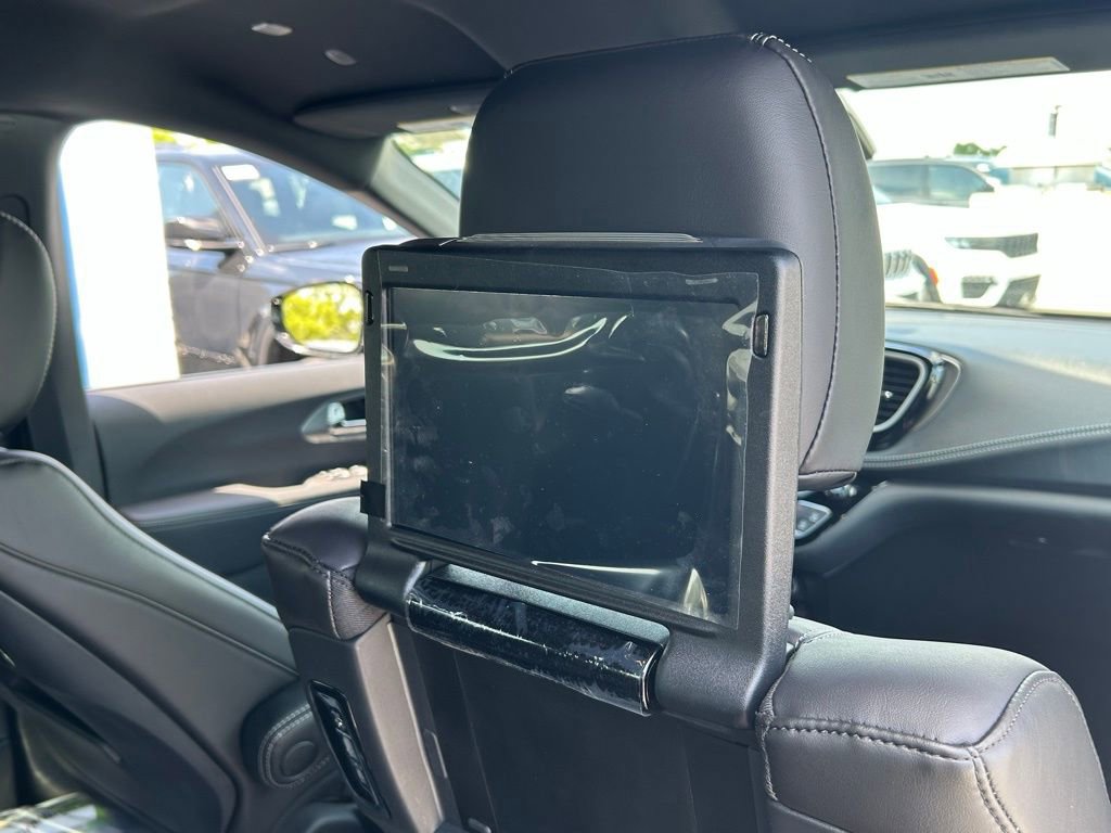 New 2025 Chrysler Pacifica Select w/ Uconnect Theater Family Group image 30