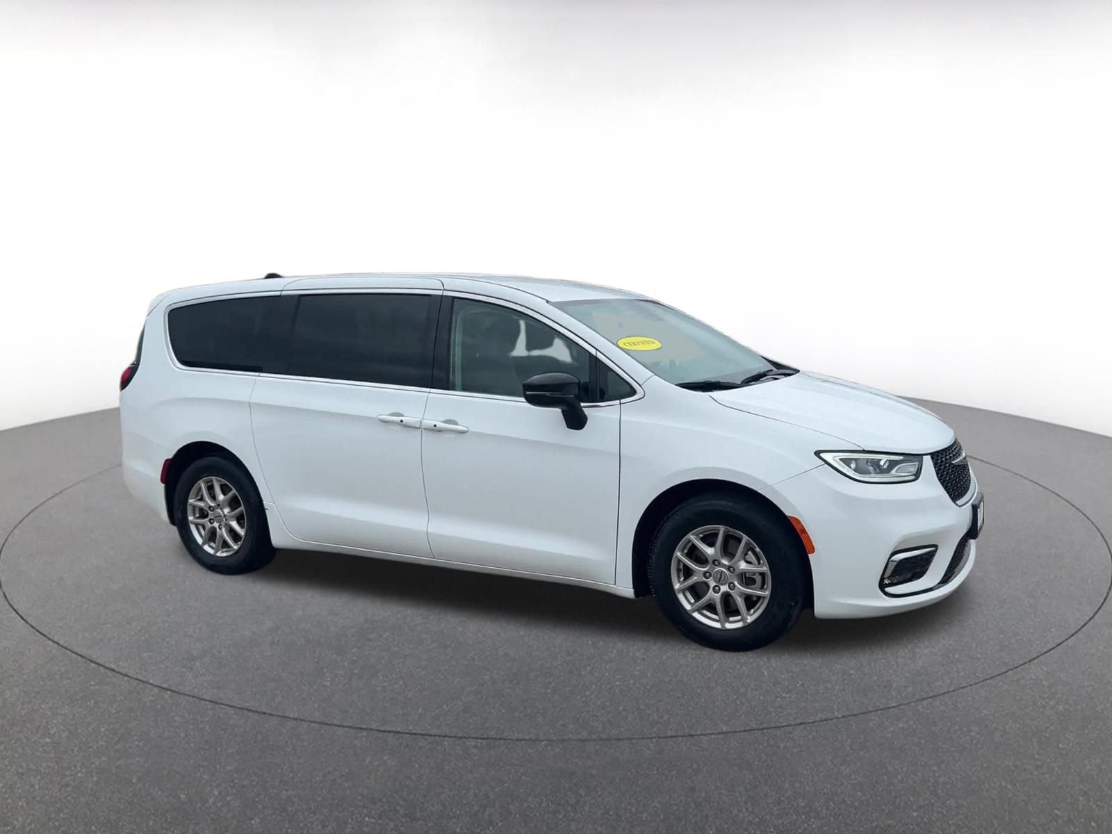 Used 2024 Chrysler Pacifica Touring-L image 2