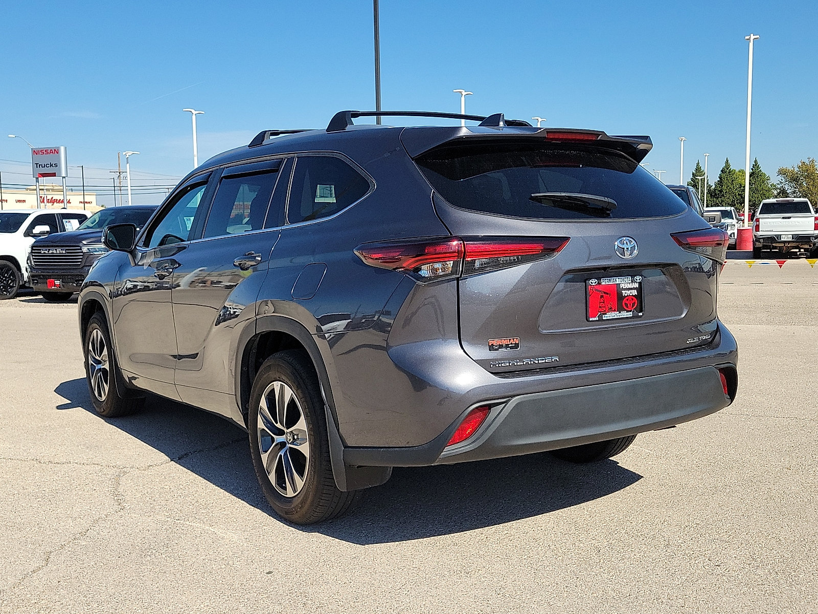 Used 2024 Toyota Highlander XLE AWD/4WD image 3