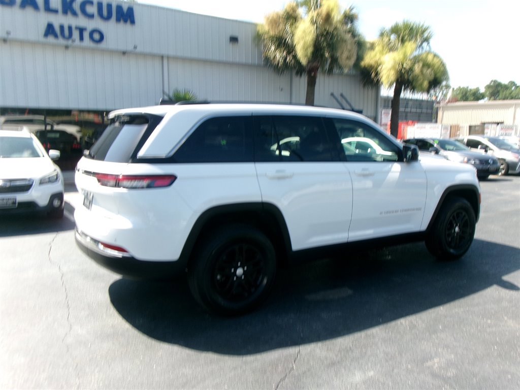 Used 2022 Jeep Grand Cherokee Laredo w/ Luxury Tech Group I image 3