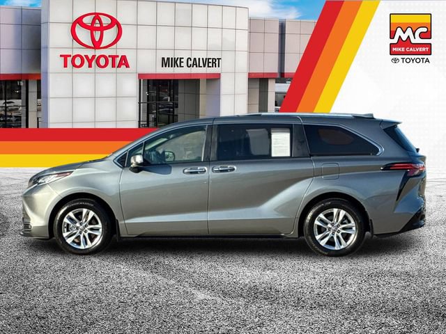 Used 2026 Toyota Sienna Limited FWD image 2