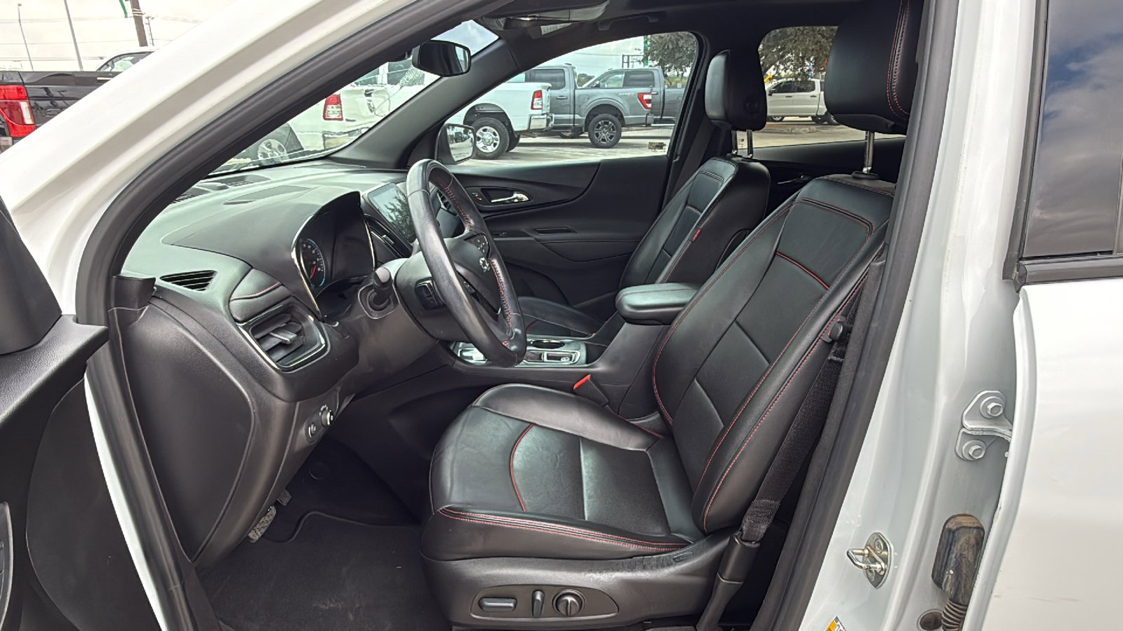 Used 2022 Chevrolet Equinox RS w/ RS Leather Package image 9