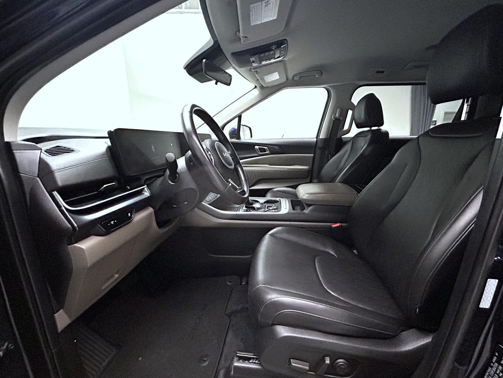 Used 2025 Kia Carnival FWD image 10