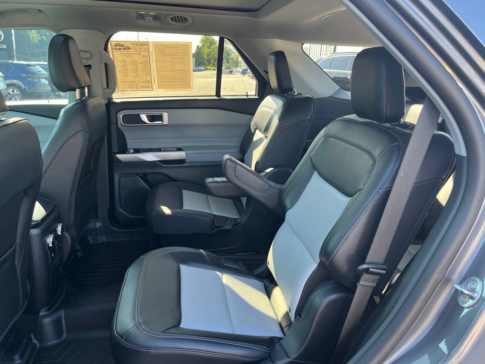 Used 2024 Ford Explorer XLT w/ Equipment Group 202A AWD/4WD image 32
