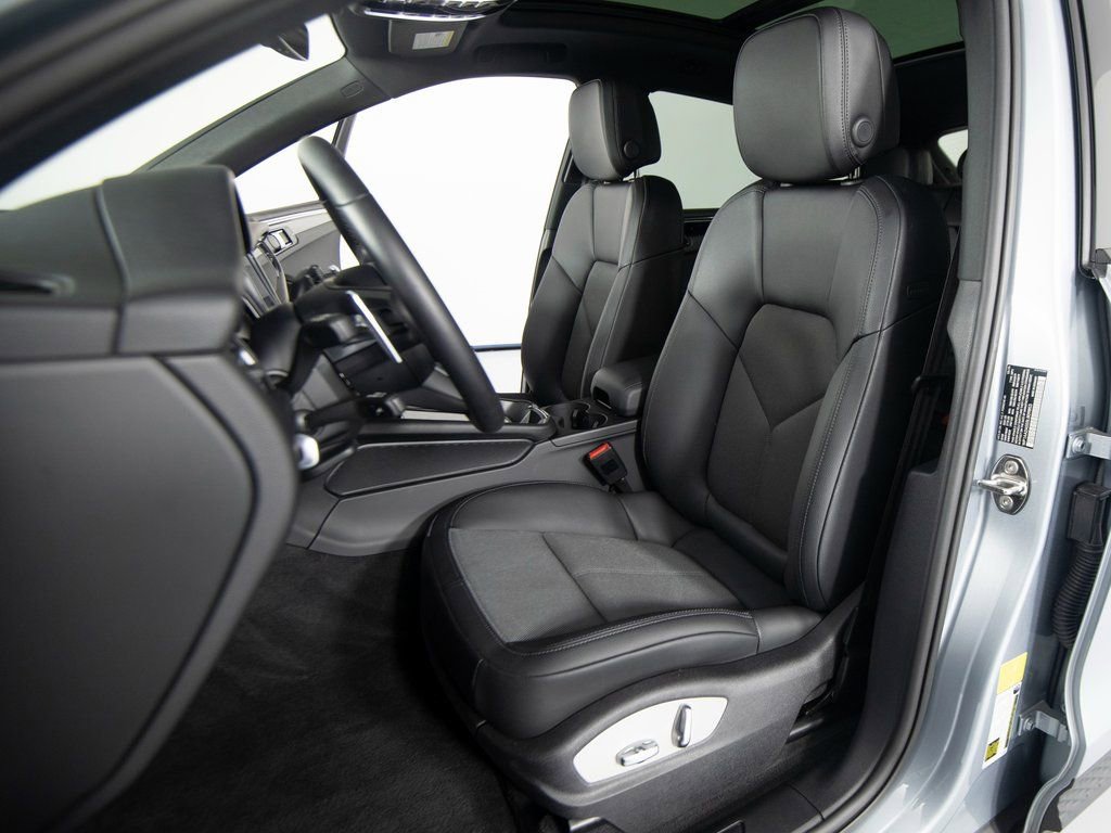 Certified 2025 Porsche Macan image 16