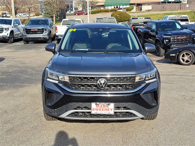 Used 2024 Volkswagen Taos SE image 2