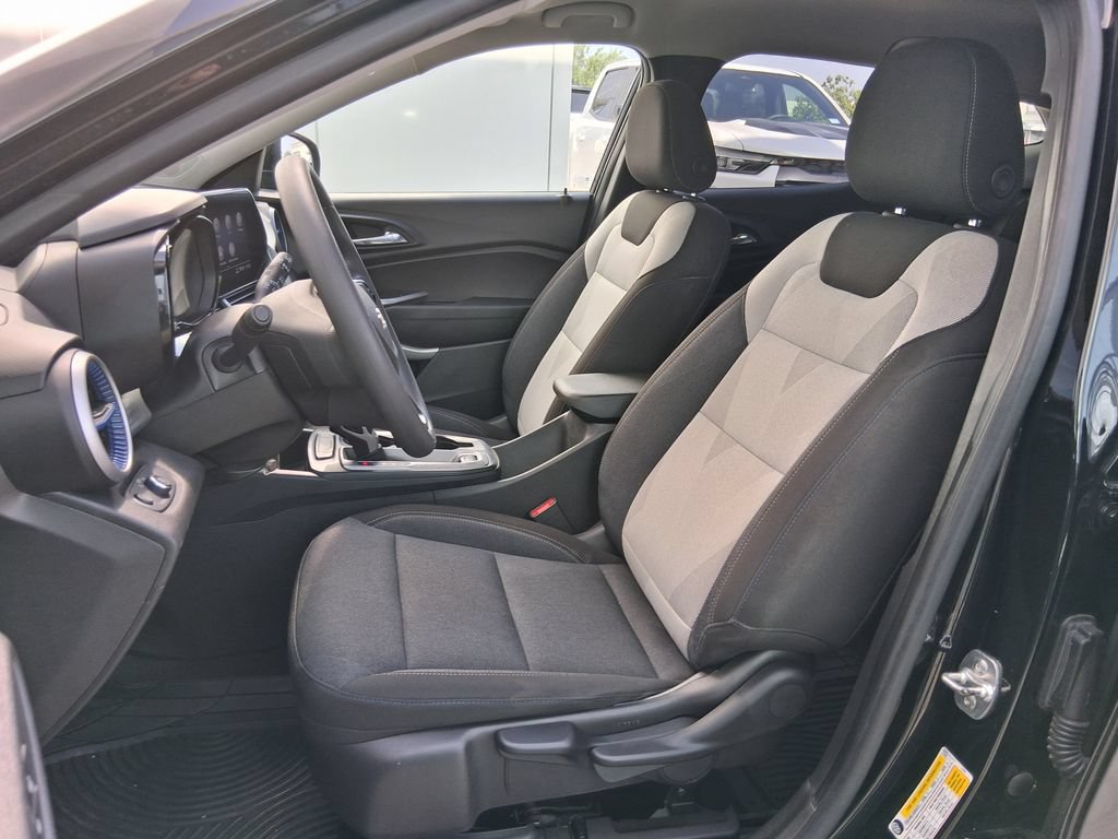 Used 2025 Chevrolet Trax LS w/ LS Convenience Package FWD image 18