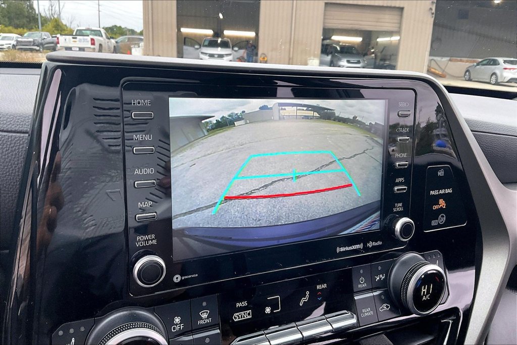 Used 2021 Toyota Highlander XLE FWD image 14