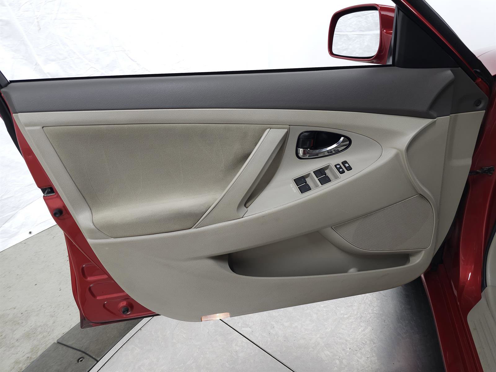 Used 2011 Toyota Camry LE image 10