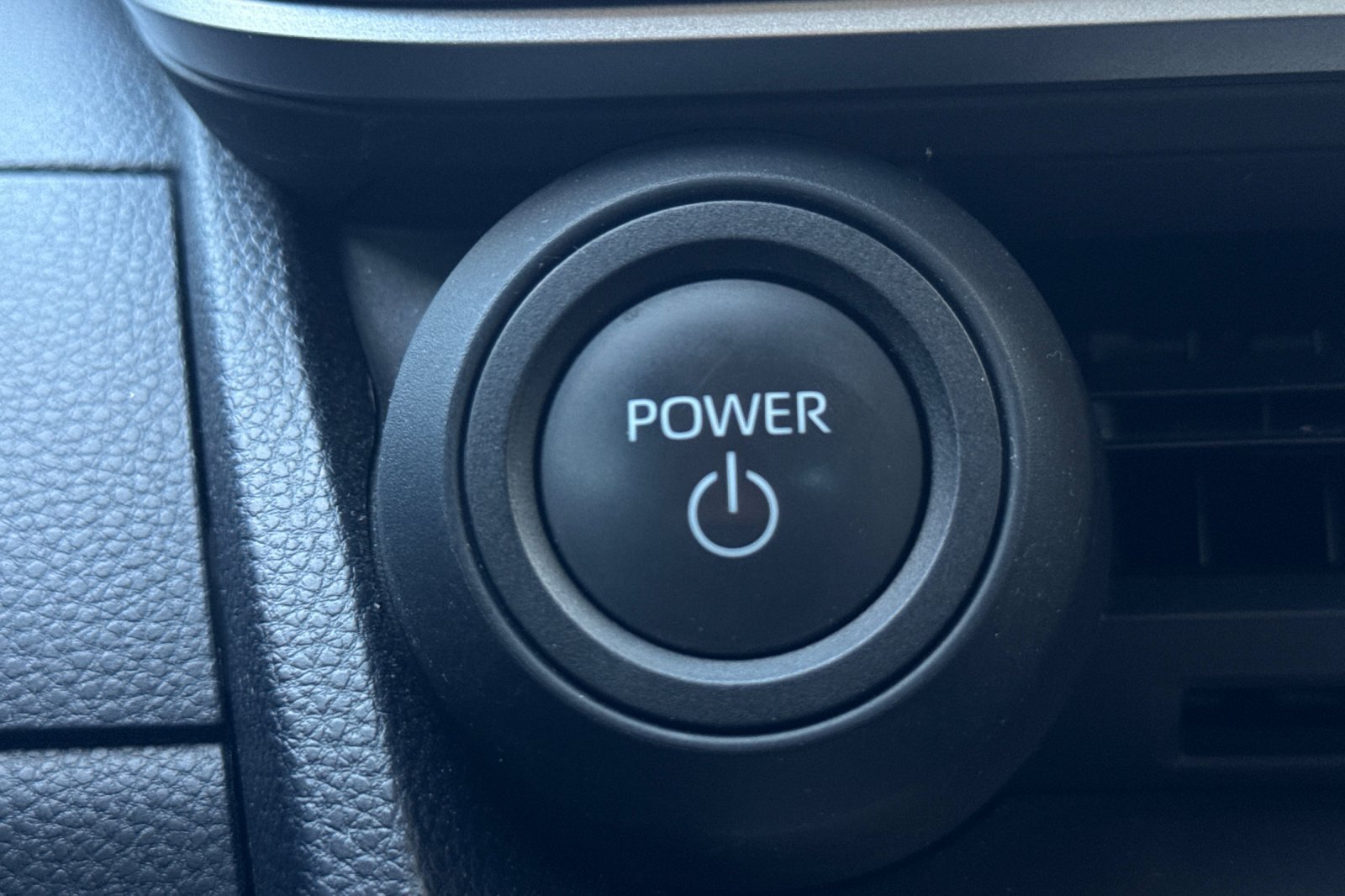 Used 2025 Toyota Prius LE FWD image 21