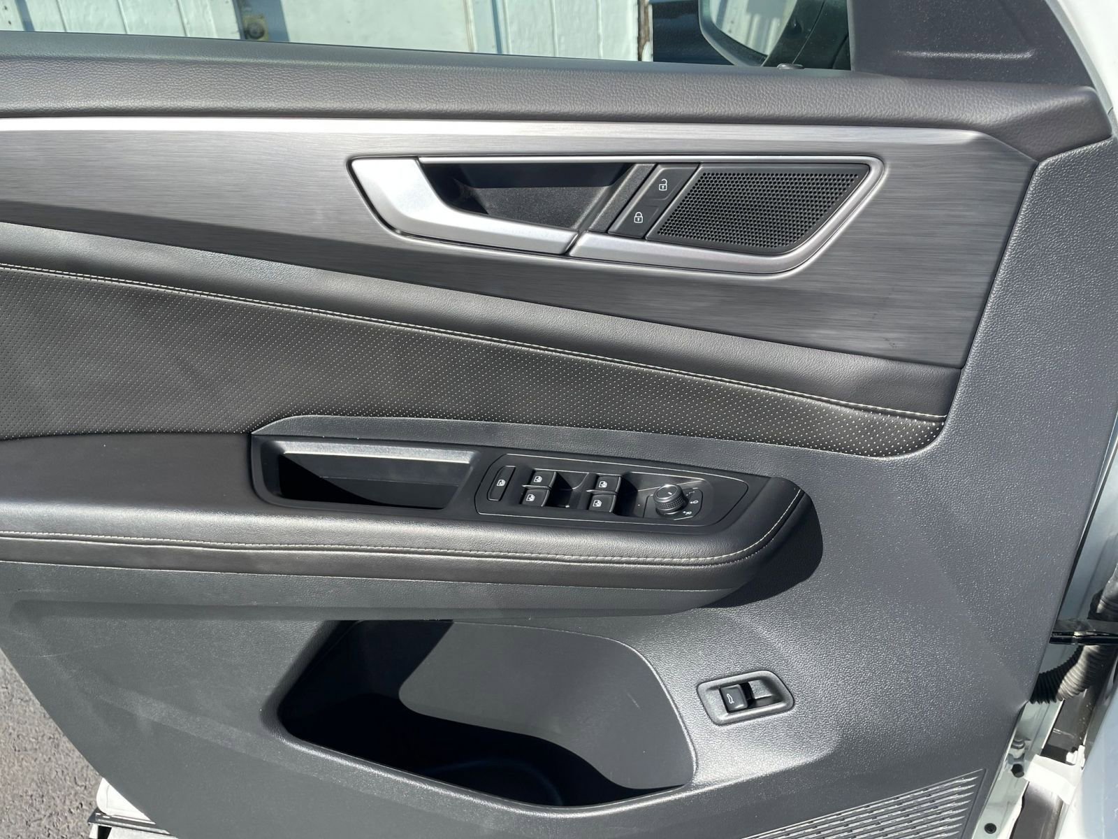 Used 2025 Volkswagen Atlas Cross Sport SE image 21