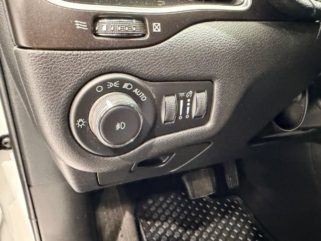 Used 2020 Jeep Cherokee Trailhawk w/ Cold Weather Group AWD/4WD image 30