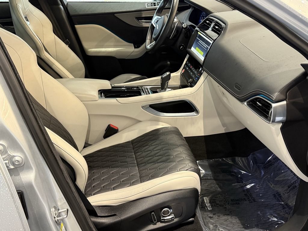 Used 2020 Jaguar F-PACE SVR image 19