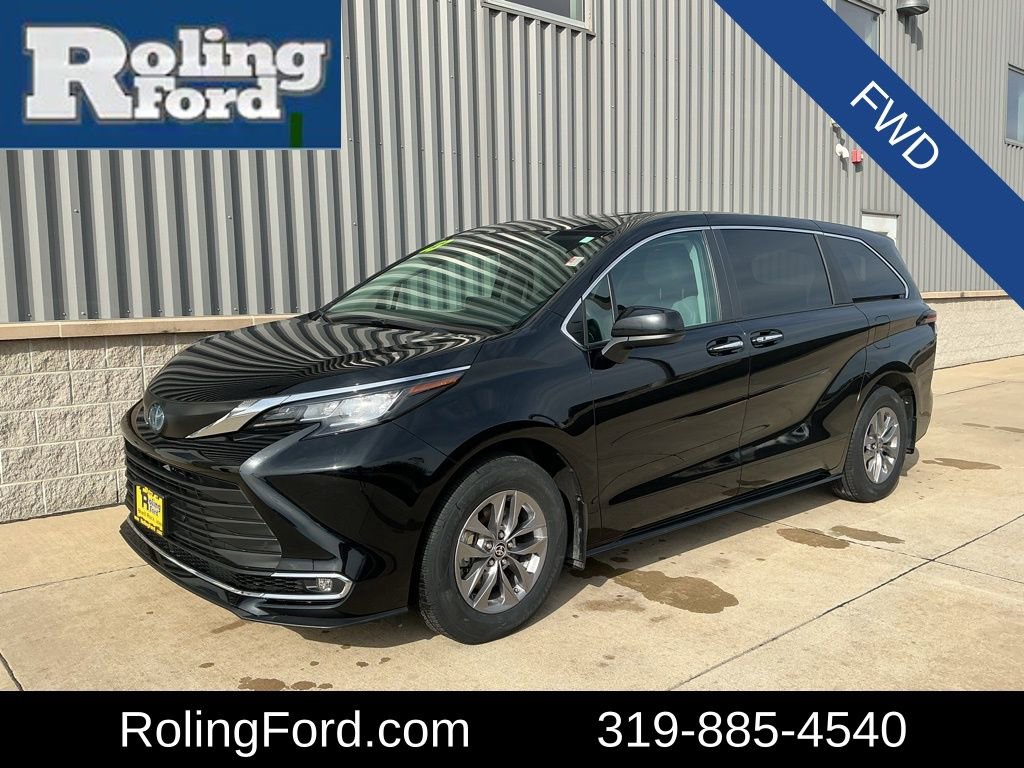 Used 2023 Toyota Sienna XLE image 1