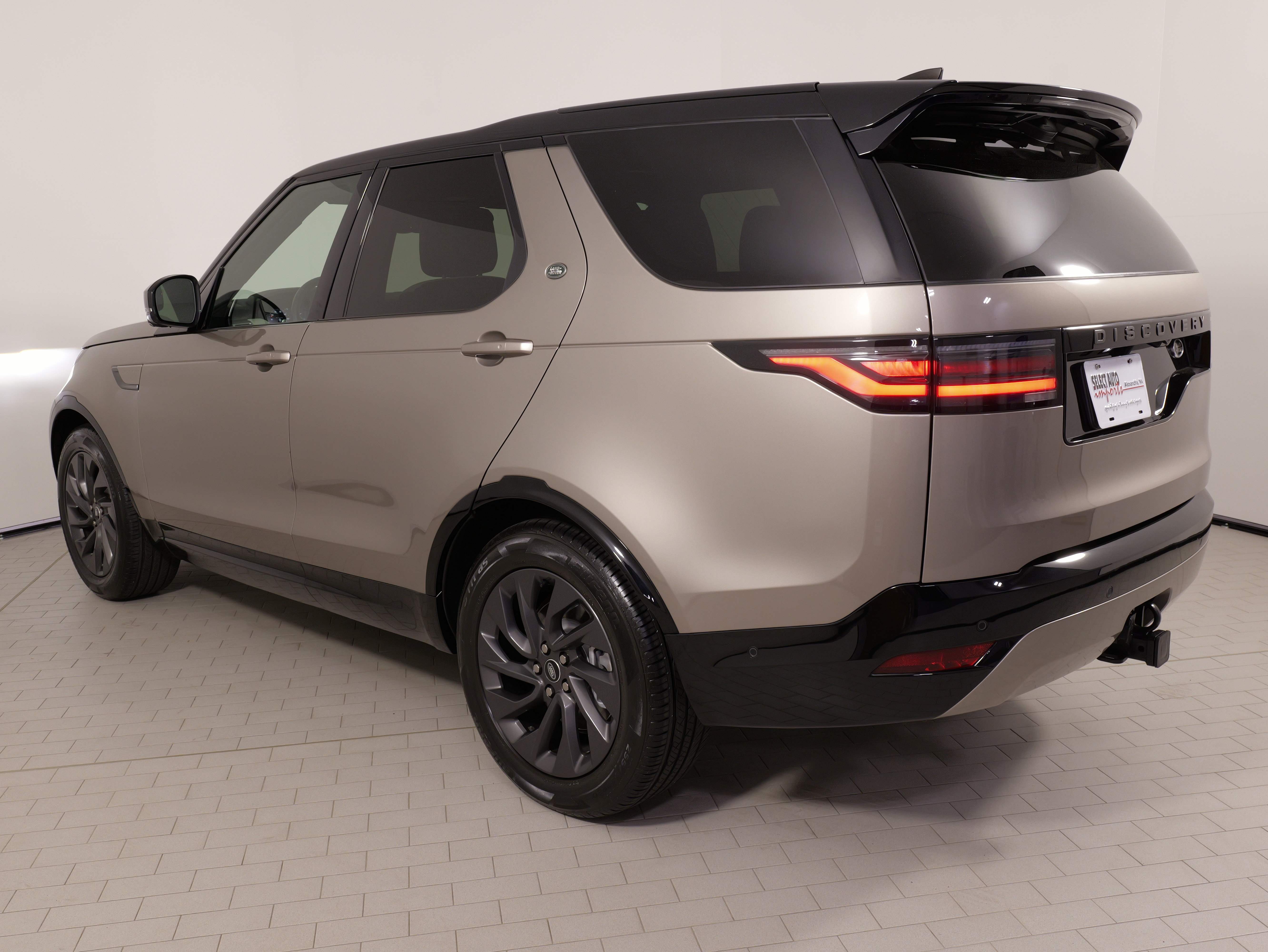 Used 2023 Land Rover Discovery S R-Dynamic AWD/4WD image 17