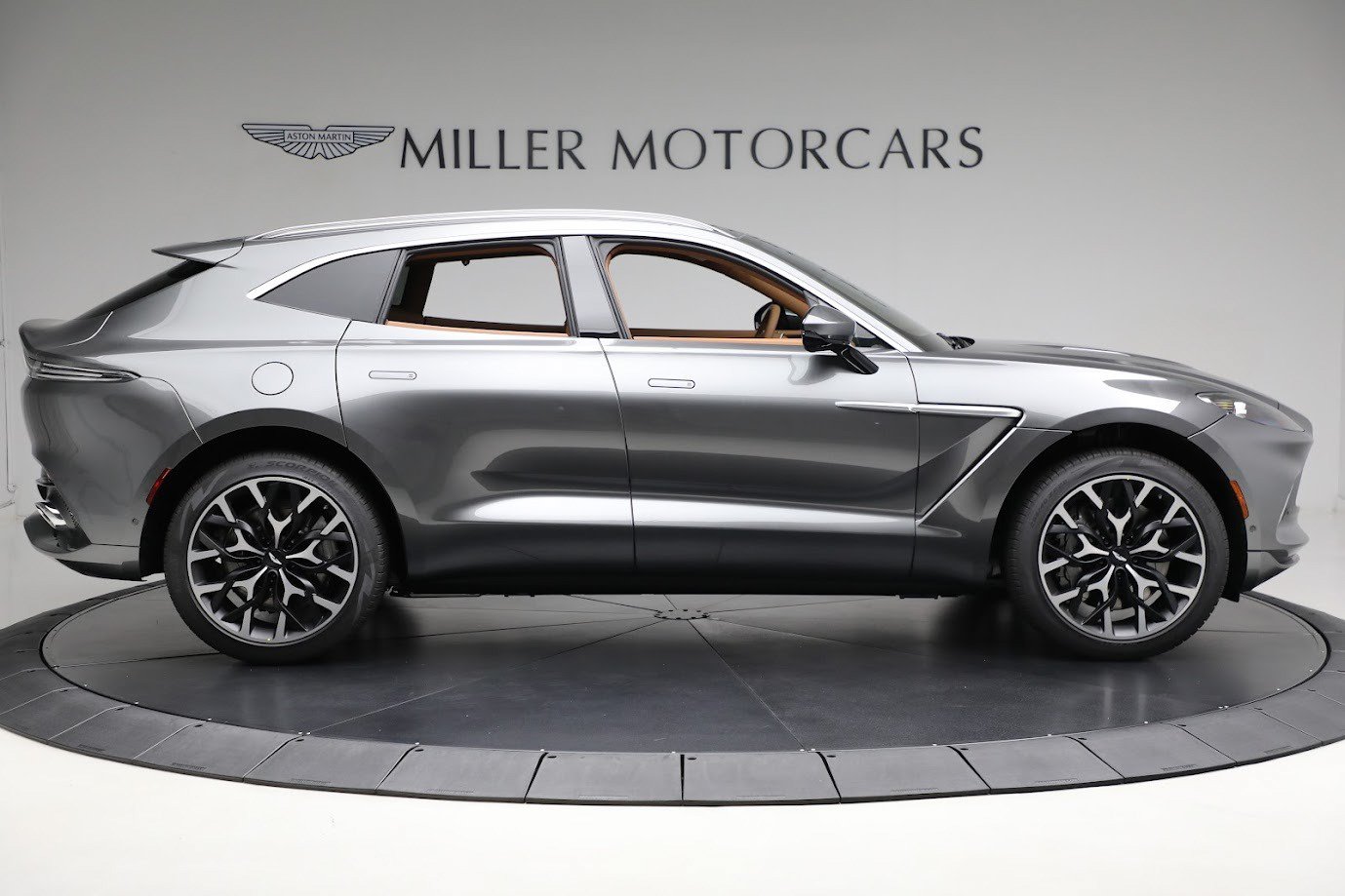 Used 2024 Aston Martin DBX AWD/4WD image 8