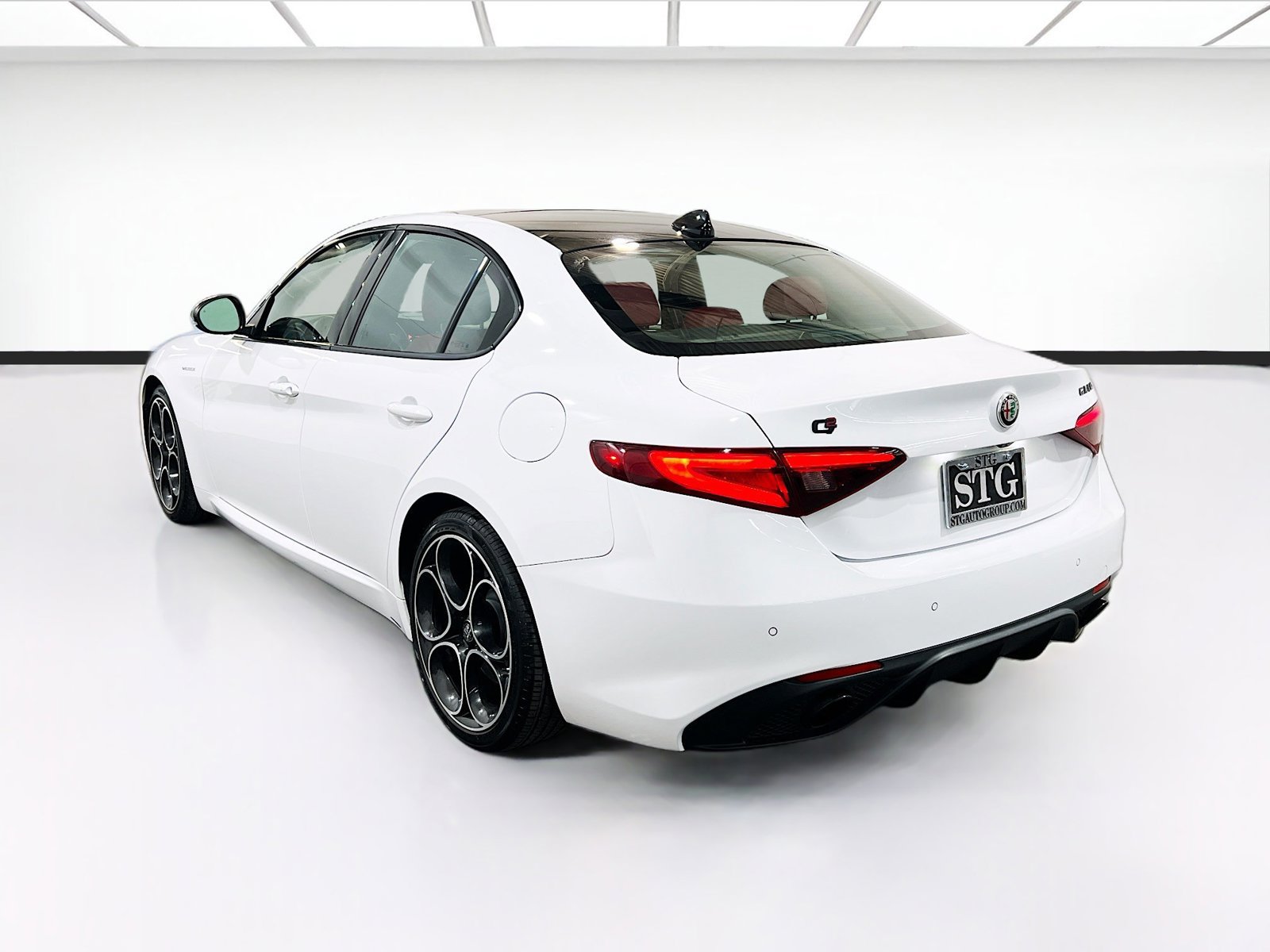 Used 2023 Alfa Romeo Giulia Veloce RWD image 6