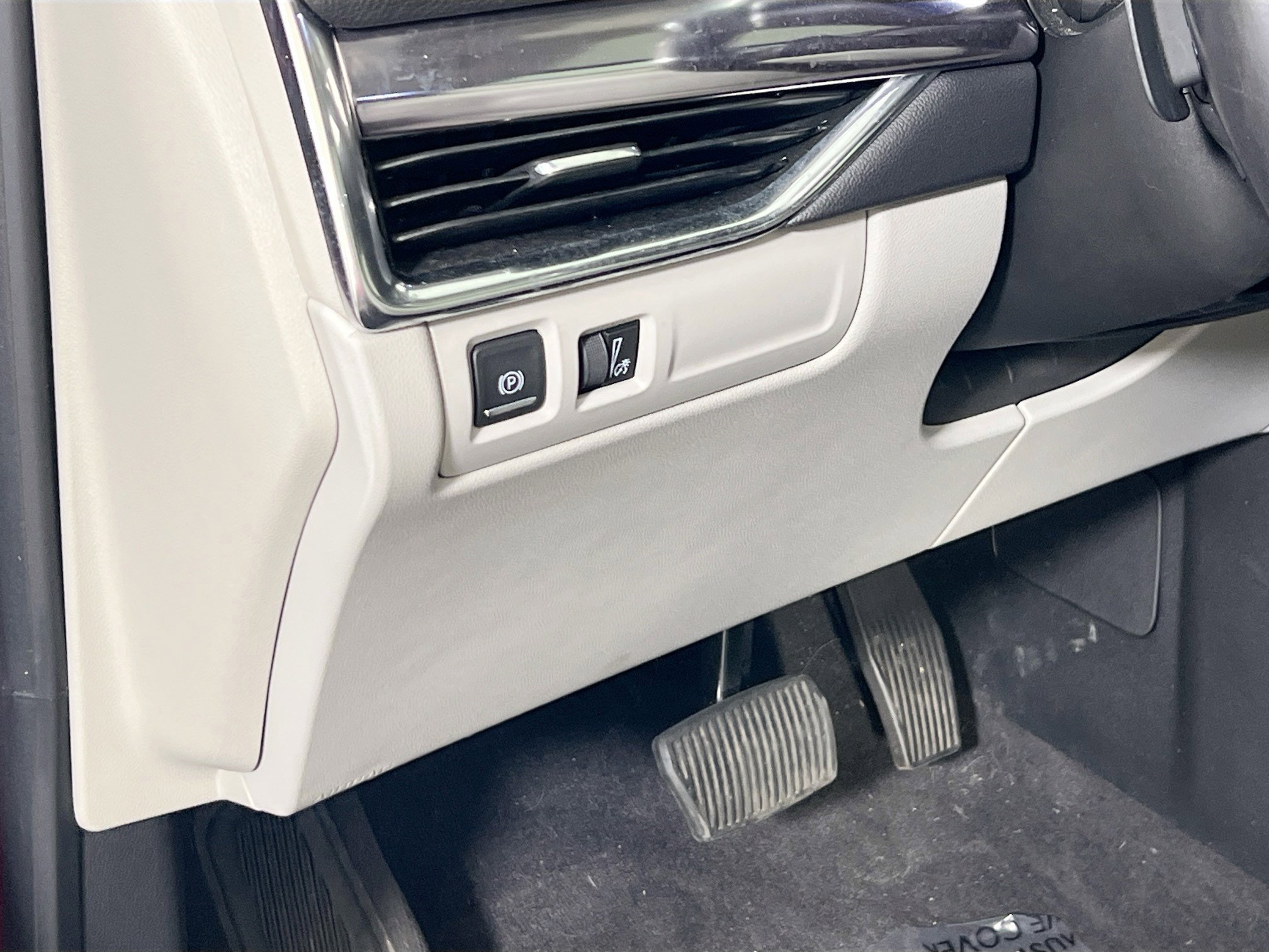 Used 2019 Cadillac XT4 Luxury w/ Cold Weather Package AWD/4WD image 10